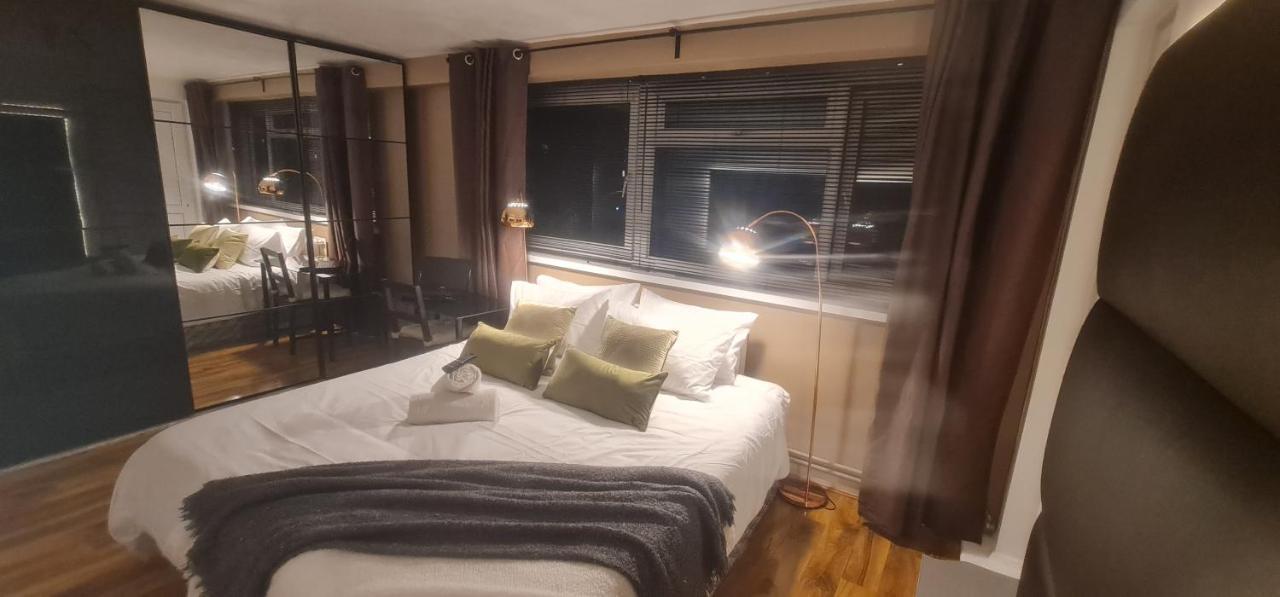 Appartement R3 Superking Sized Bed & 75" Tv On The Wall In Clapham à Londres Extérieur photo