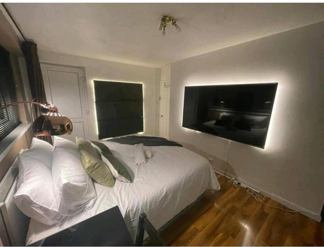 Appartement R3 Superking Sized Bed & 75" Tv On The Wall In Clapham à Londres Extérieur photo