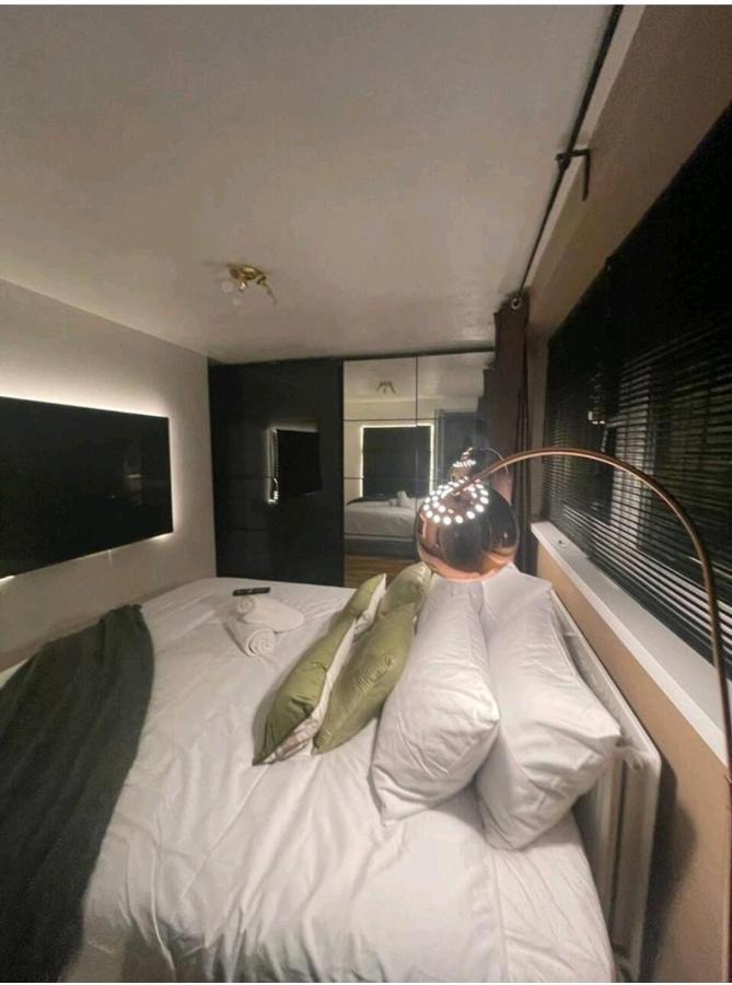 Appartement R3 Superking Sized Bed & 75" Tv On The Wall In Clapham à Londres Extérieur photo