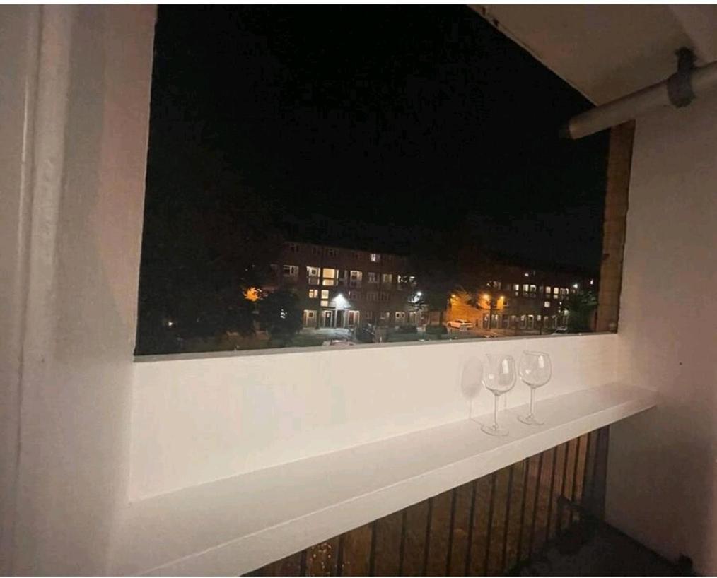 Appartement R3 Superking Sized Bed & 75" Tv On The Wall In Clapham à Londres Extérieur photo