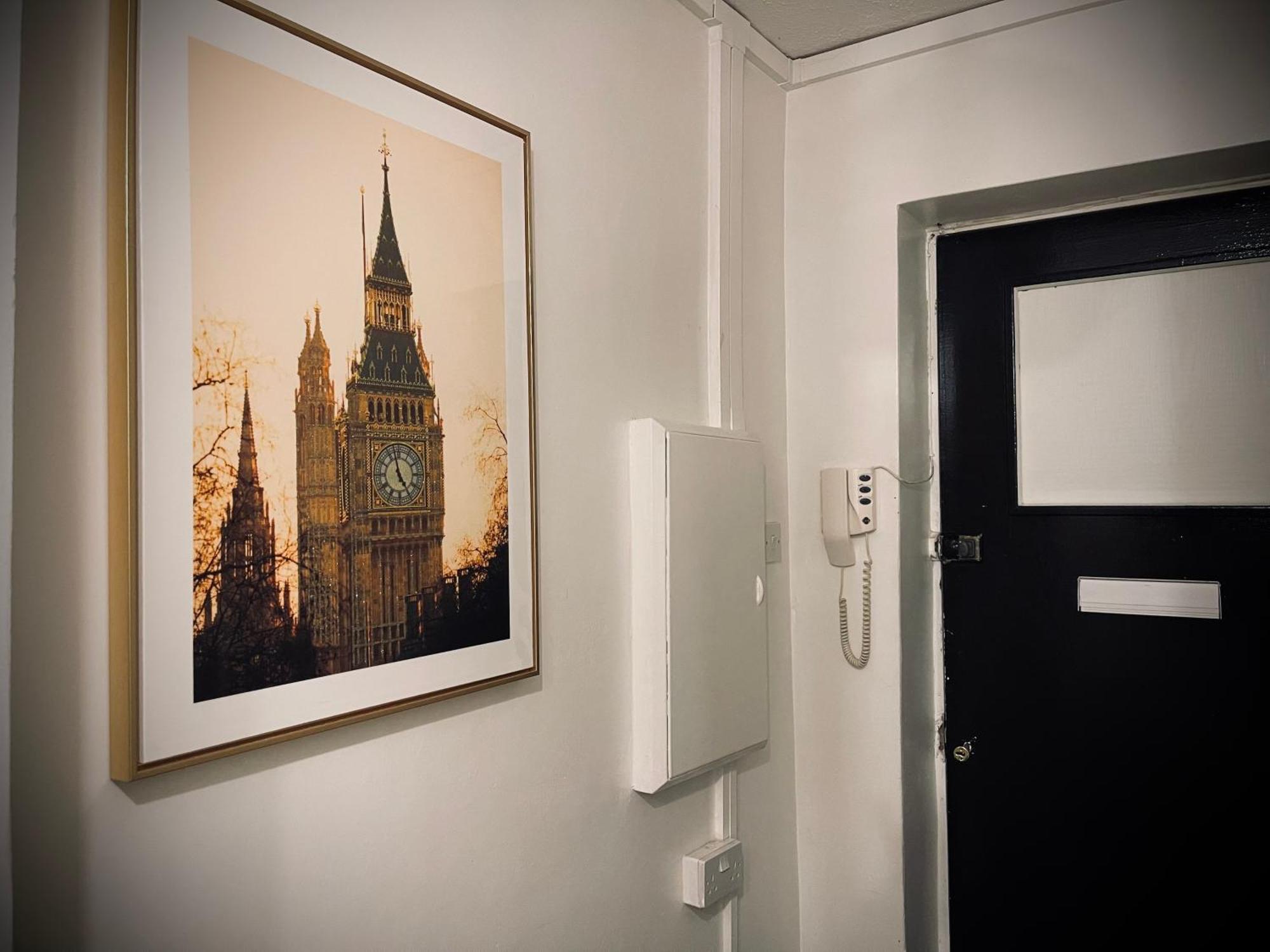 Appartement R3 Superking Sized Bed & 75" Tv On The Wall In Clapham à Londres Extérieur photo