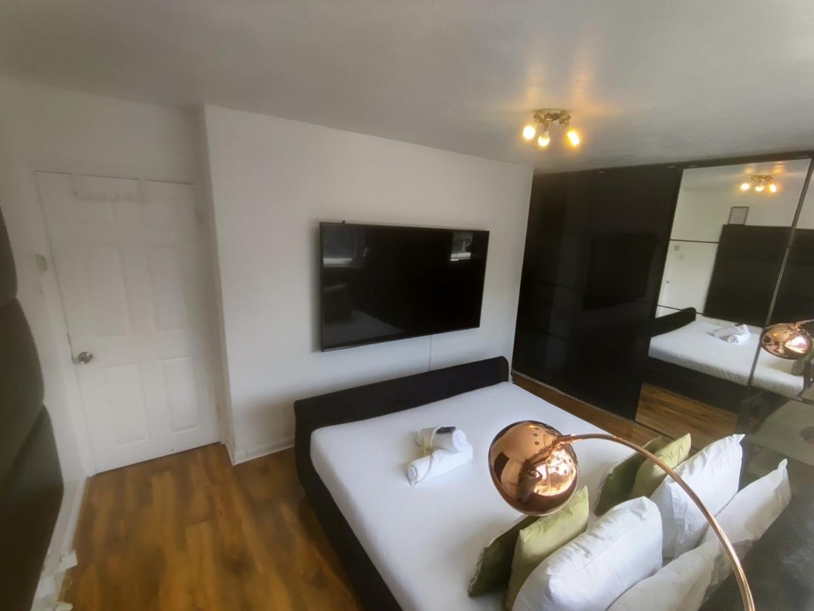 Appartement R3 Superking Sized Bed & 75" Tv On The Wall In Clapham à Londres Extérieur photo