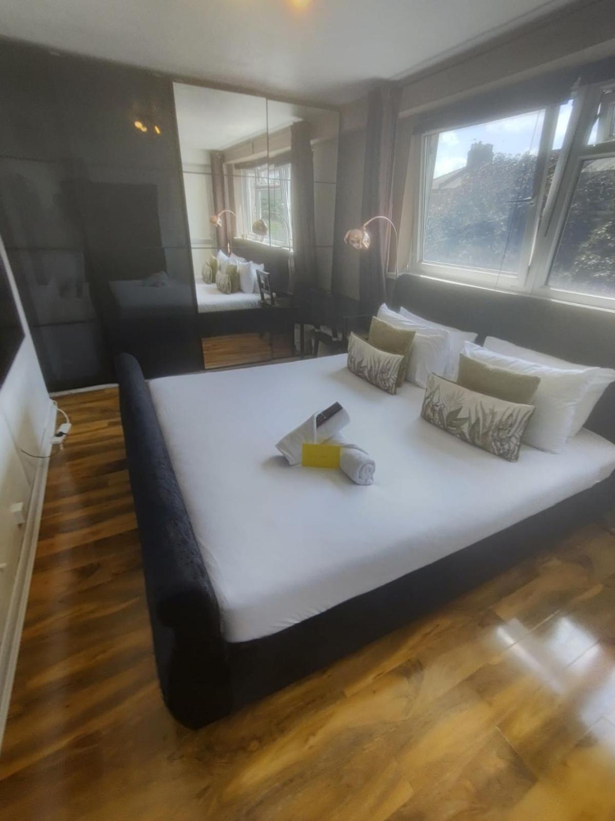 Appartement R3 Superking Sized Bed & 75" Tv On The Wall In Clapham à Londres Extérieur photo