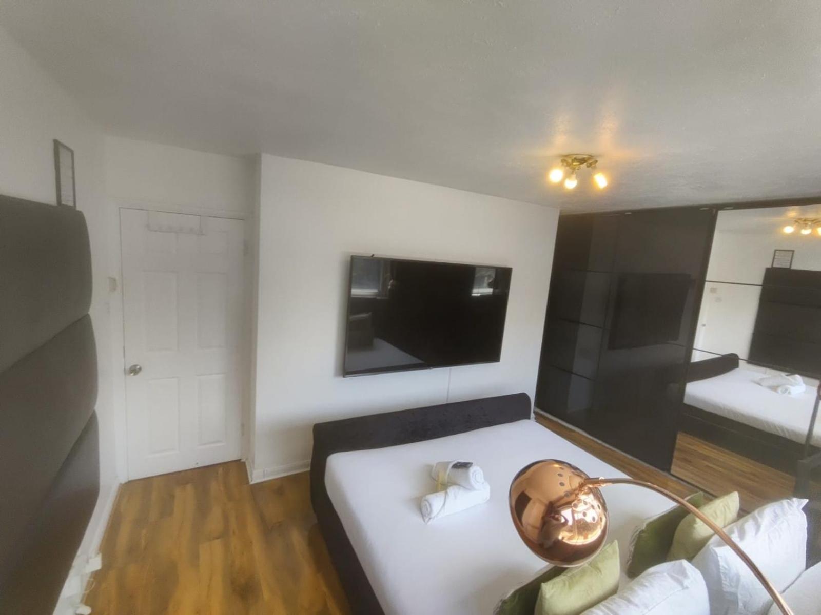 Appartement R3 Superking Sized Bed & 75" Tv On The Wall In Clapham à Londres Extérieur photo
